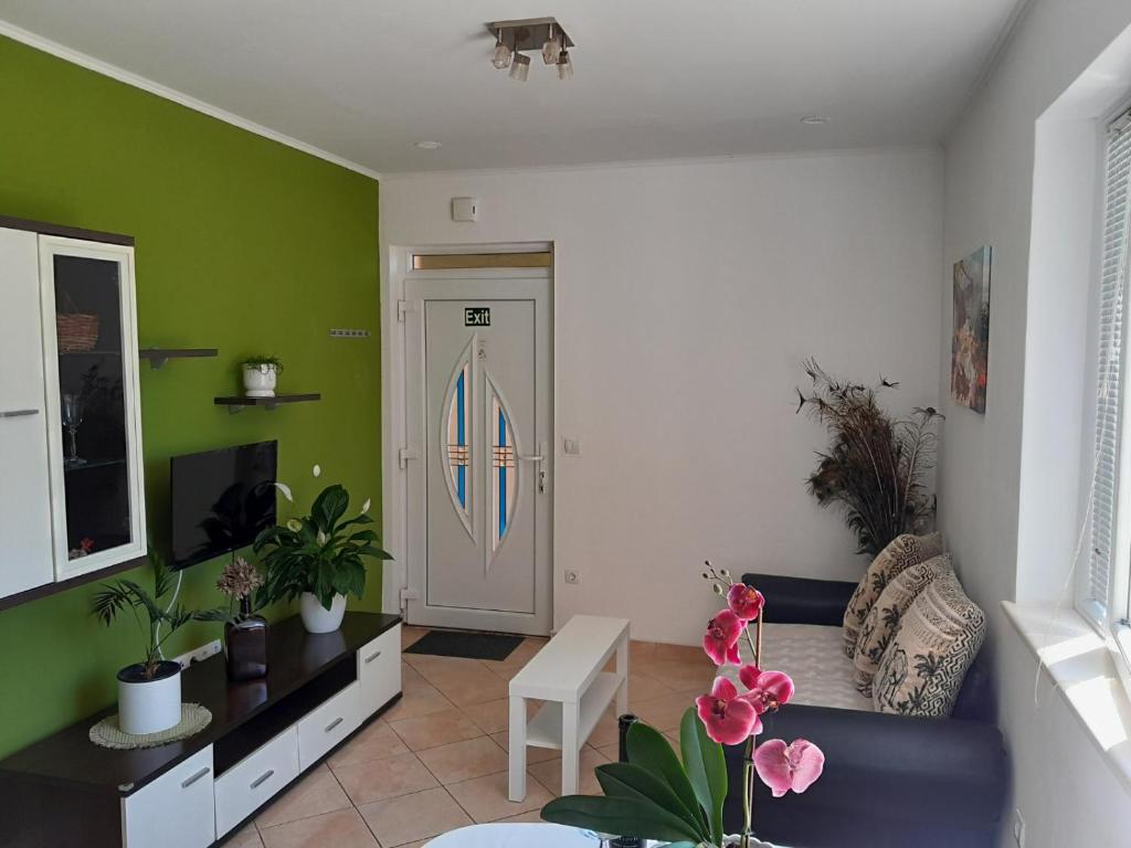 Televízia a/alebo spoločenská miestnosť v ubytovaní Apartments Karoma