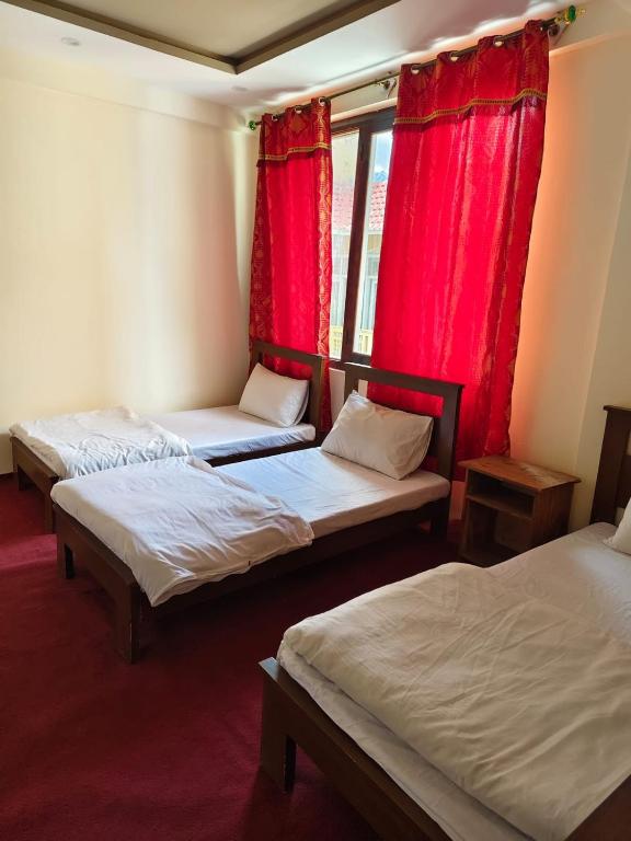 Ένα ή περισσότερα κρεβάτια σε δωμάτιο στο Skardu Luxus Hotel