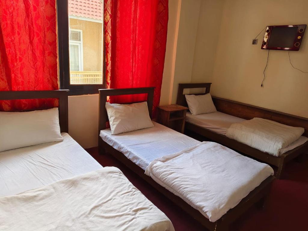 Ένα ή περισσότερα κρεβάτια σε δωμάτιο στο Skardu Luxus Hotel
