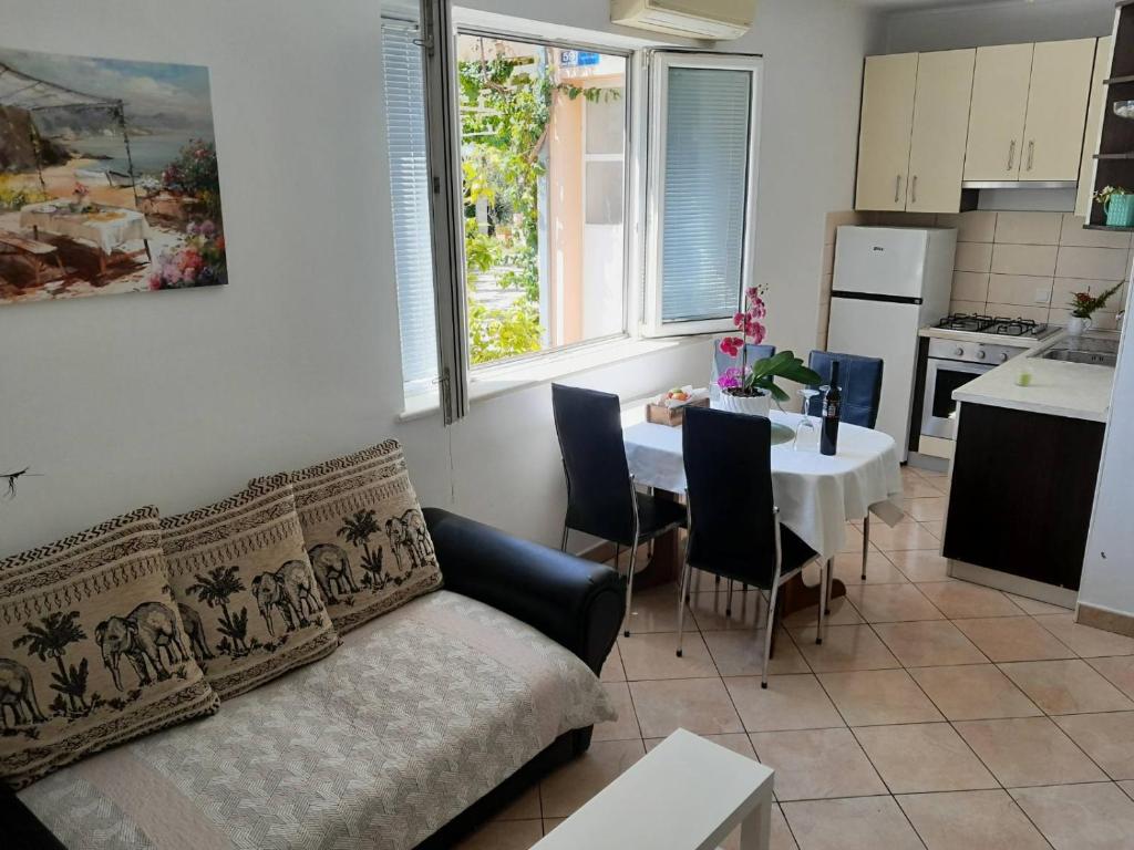 Kuchyňa alebo kuchynka v ubytovaní Apartments Karoma