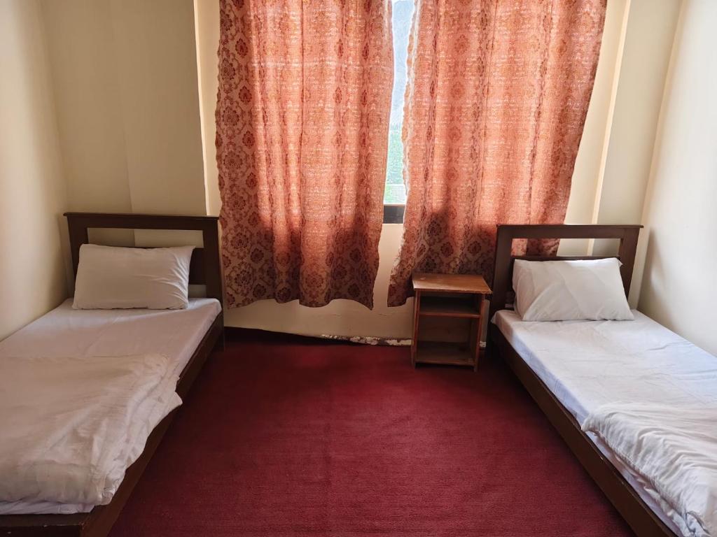 Ένα ή περισσότερα κρεβάτια σε δωμάτιο στο Skardu Luxus Hotel