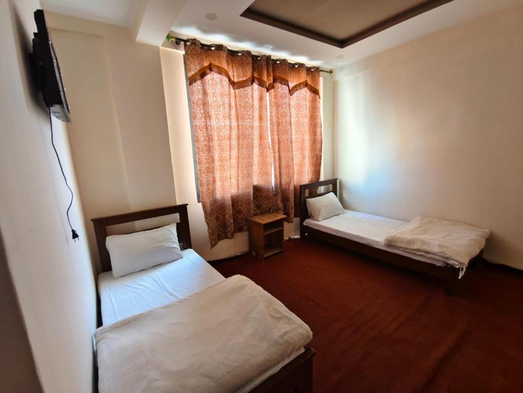 Ένα ή περισσότερα κρεβάτια σε δωμάτιο στο Skardu Luxus Hotel