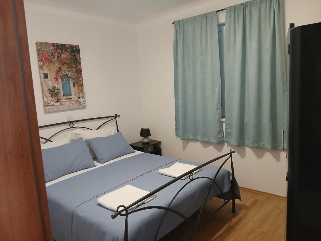 Posteľ alebo postele v izbe v ubytovaní Apartments Karoma