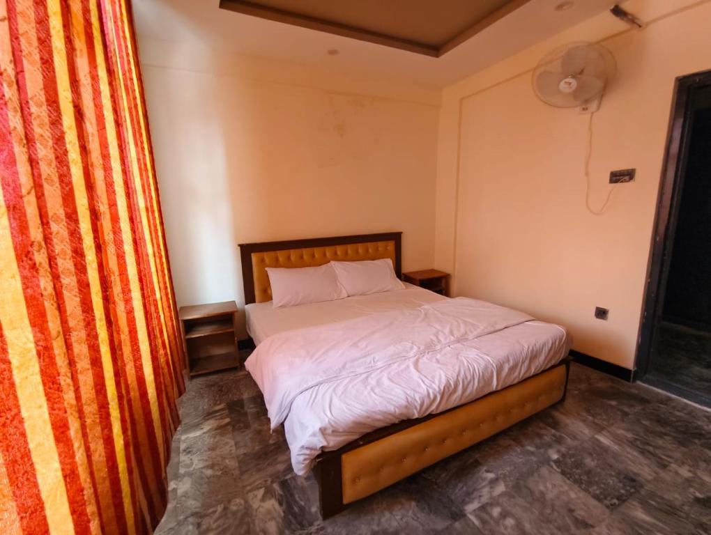 Ένα ή περισσότερα κρεβάτια σε δωμάτιο στο Skardu Luxus Hotel