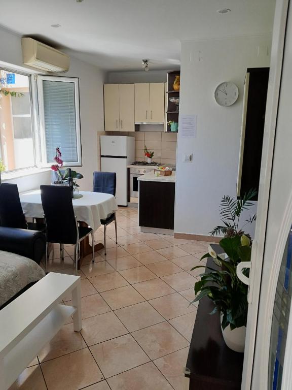 Kuchyňa alebo kuchynka v ubytovaní Apartments Karoma