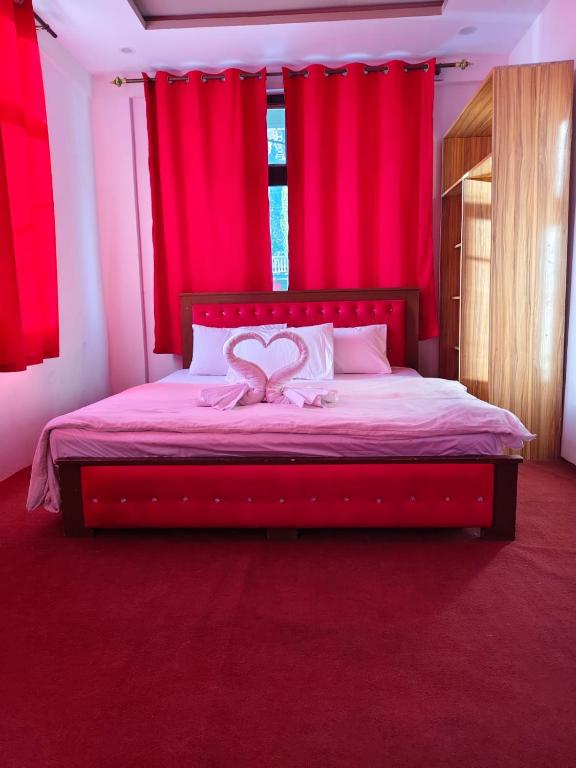 Ένα ή περισσότερα κρεβάτια σε δωμάτιο στο Skardu Luxus Hotel