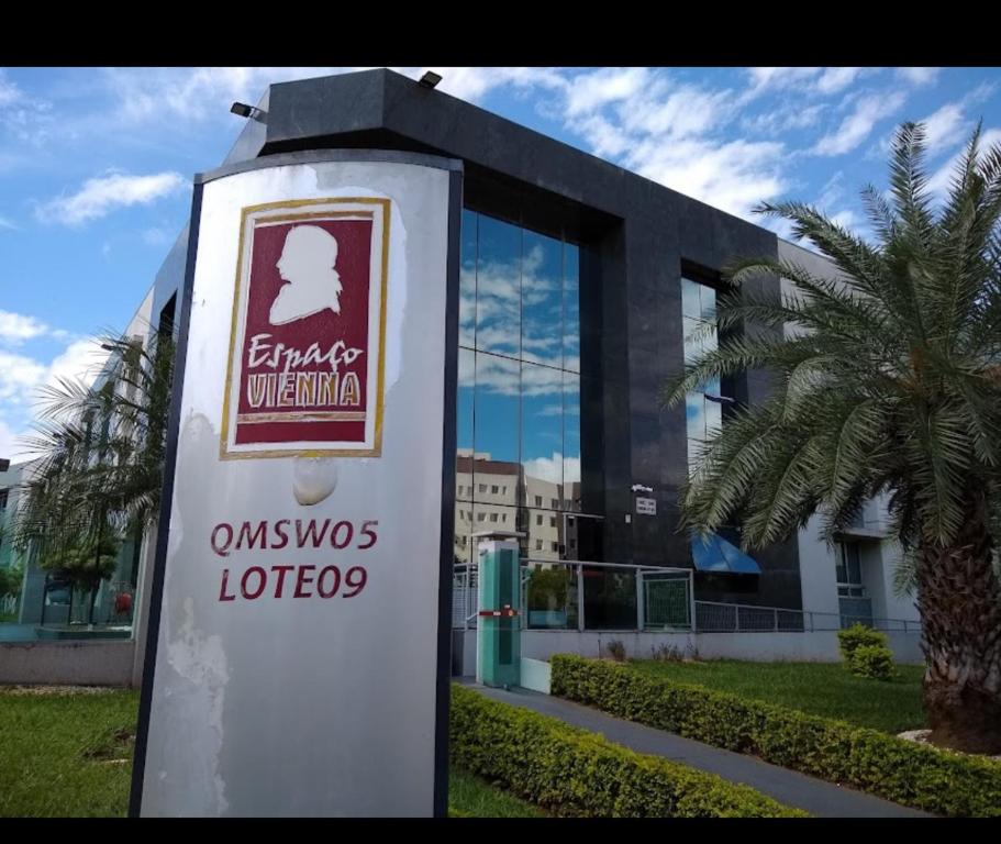 ブラジリアにあるFLAT MODERNO SUDOESTE Ed Vienna Cozinha completa,wi-fi rápido ar condicionadoの建物の前の看板