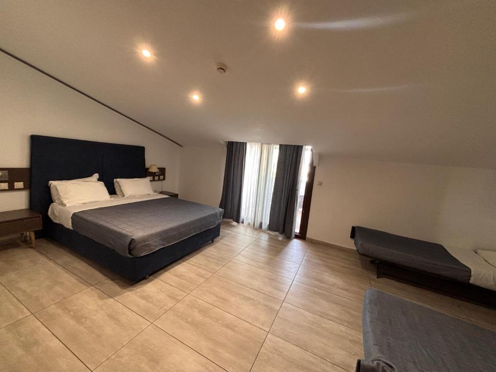 Posteľ alebo postele v izbe v ubytovaní Perinthos Hotel