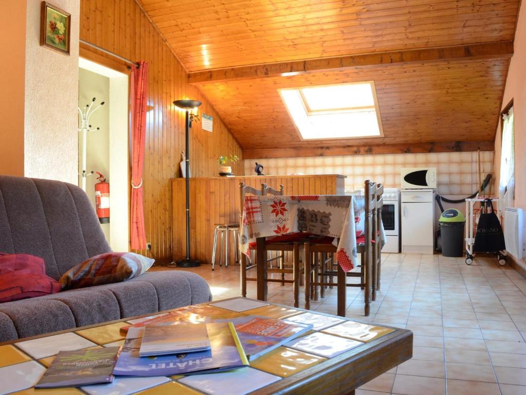 un salon avec un canapé et une table dans l'établissement Appartement cosy 3 pièces, 4 pers, balcons, proche centre et télécabines à Châtel - FR-1-676-65, à Châtel