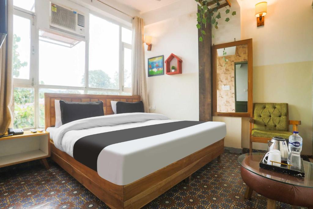 Ένα ή περισσότερα κρεβάτια σε δωμάτιο στο Hotel O Dehradun Pacific Mall