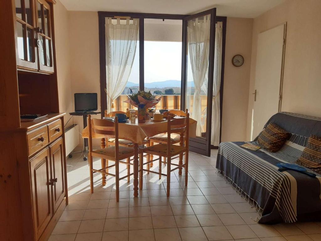 Televízia a/alebo spoločenská miestnosť v ubytovaní Studio 2 pers. avec piscine, proche mer, Fréjus - FR-1-226A-150