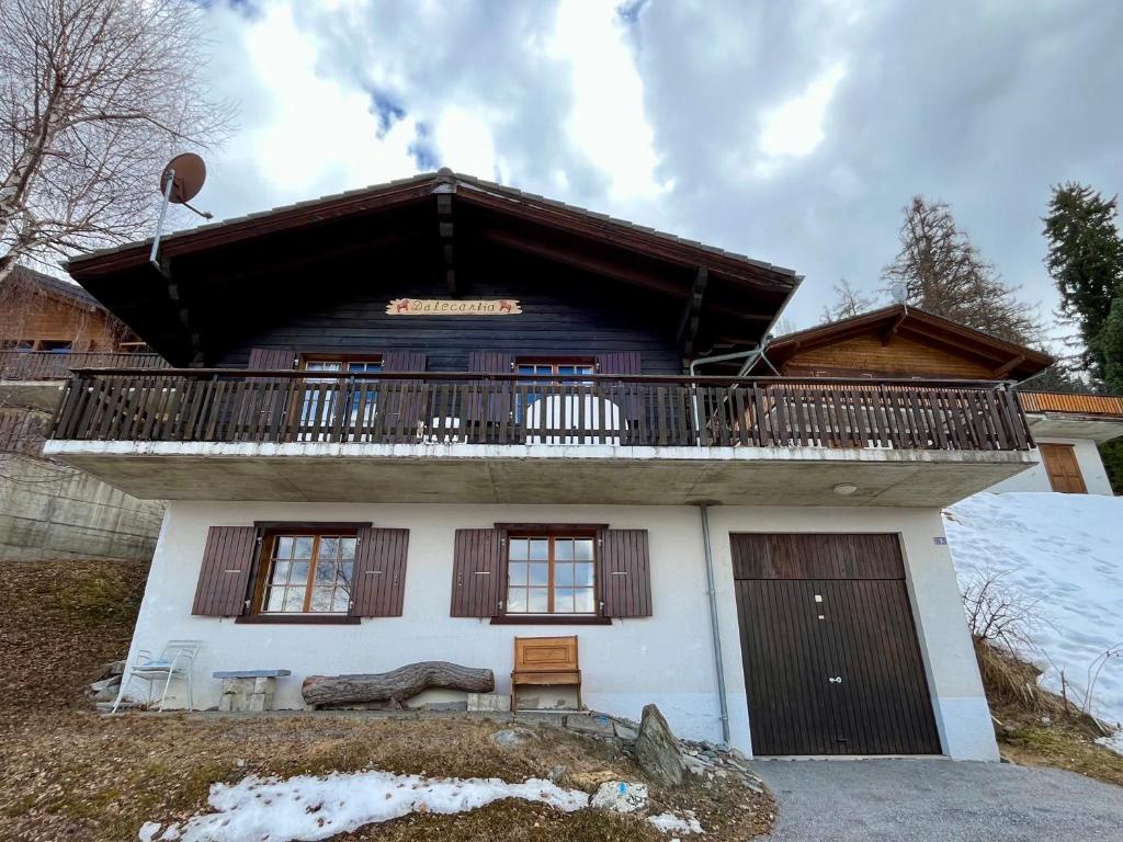 ein Haus mit einem Balkon darauf in der Unterkunft Chalet Dalecarlia in Nendaz