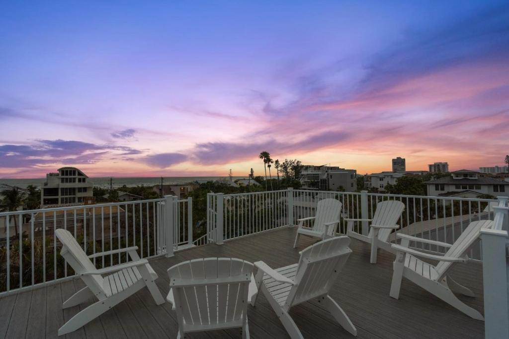 Bình minh/hoàng hôn nhìn từ nhà nghỉ dưỡng  hoặc gần đó