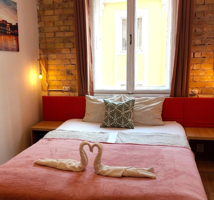 Postel nebo postele na pokoji v ubytování GoodMo Budapest Smart Rooms