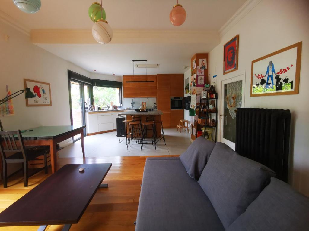 un salon avec un canapé et une table dans l'établissement Maison familiale avec jardin, à Montpellier