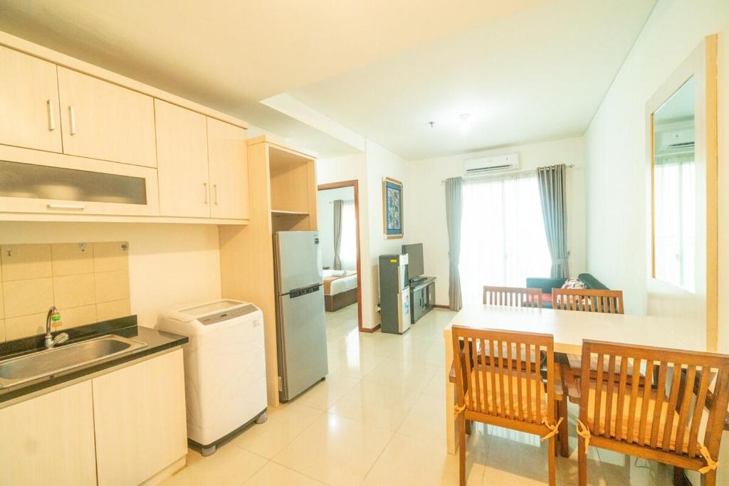 Η κουζίνα ή μικρή κουζίνα στο Peaceful 2BR Near Mall Thamrin, SCBD Netflix