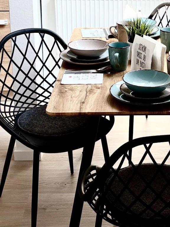 a wooden table with plates and dishes on it at Ferienidyll an der Recknitz in Tessin