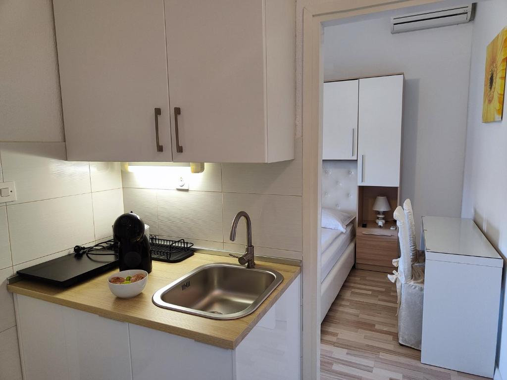 Кухня или мини-кухня в Apartmani Seka
