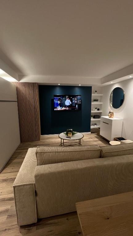 un salon avec un canapé et une télévision dans l'établissement Studio plein centre ville, à Boulogne-sur-Mer