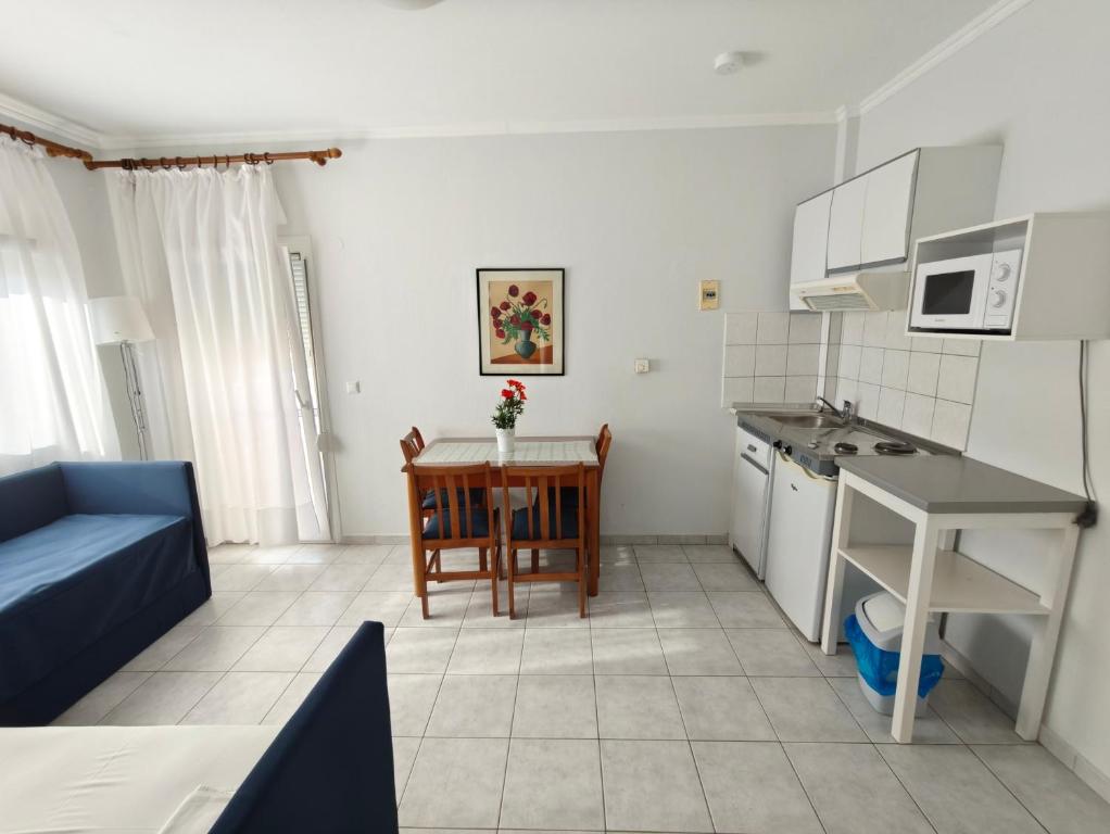 Kuchyň nebo kuchyňský kout v ubytování Ioli Apartments