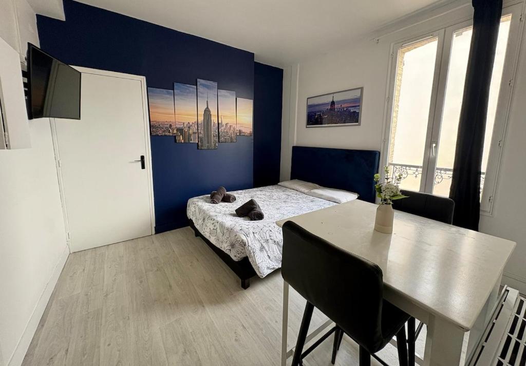 une chambre avec un lit et une table dedans dans l'établissement Dalikyda - Manhattan - Free Parking, au Havre
