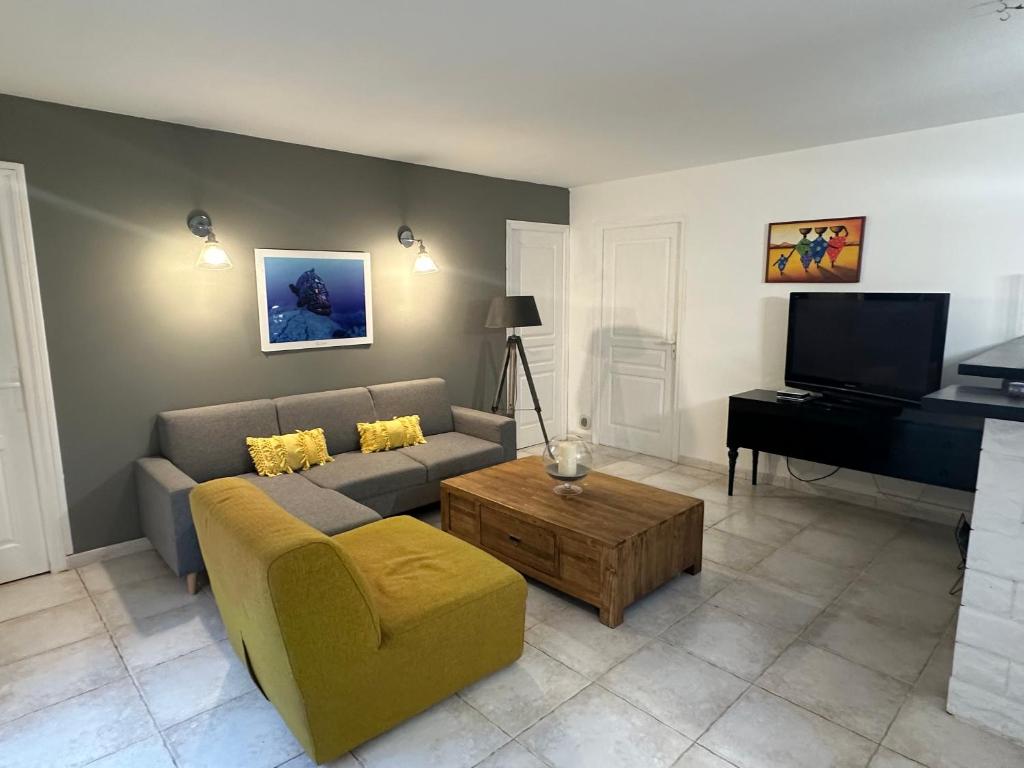 a living room with a couch and a piano at Grand appartement spacieux 3 ch Rez de villa a sisco in Sisco