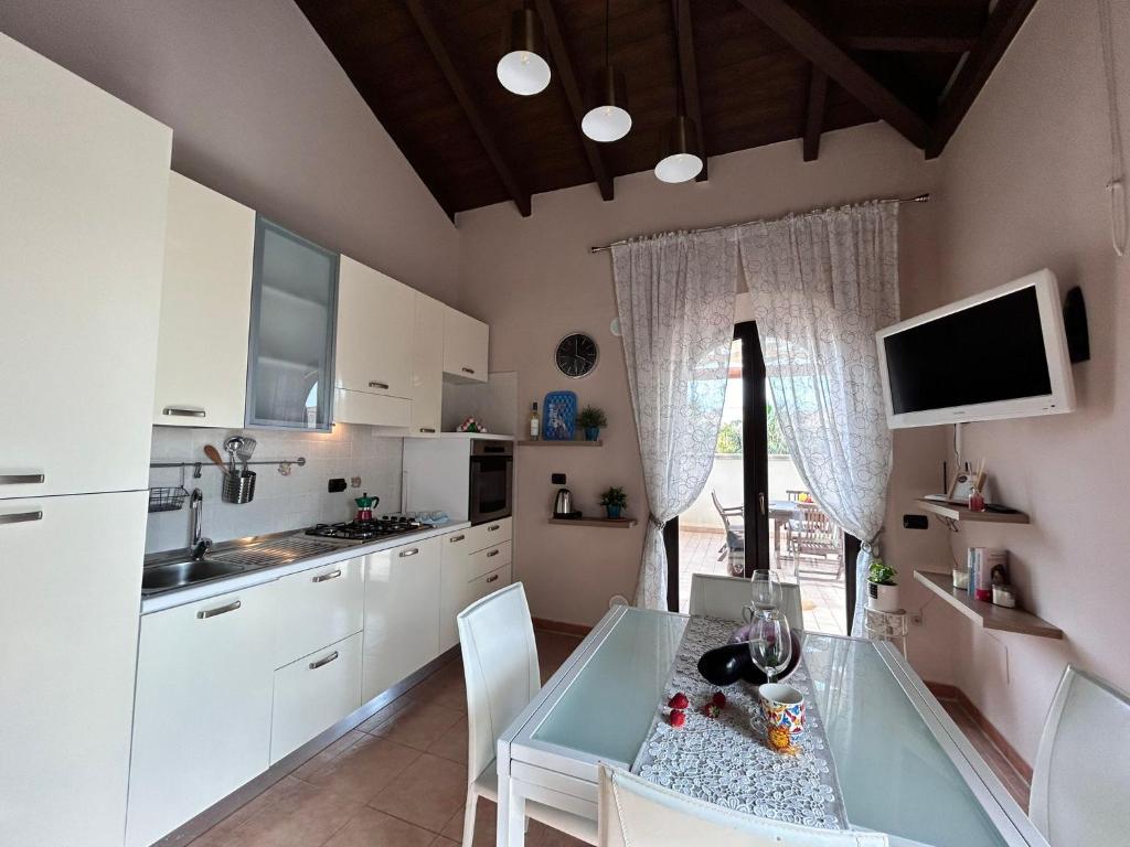 Η κουζίνα ή μικρή κουζίνα στο Attico Ariabella - Mare, Relax e Comfort tra le meraviglie di Marinagri