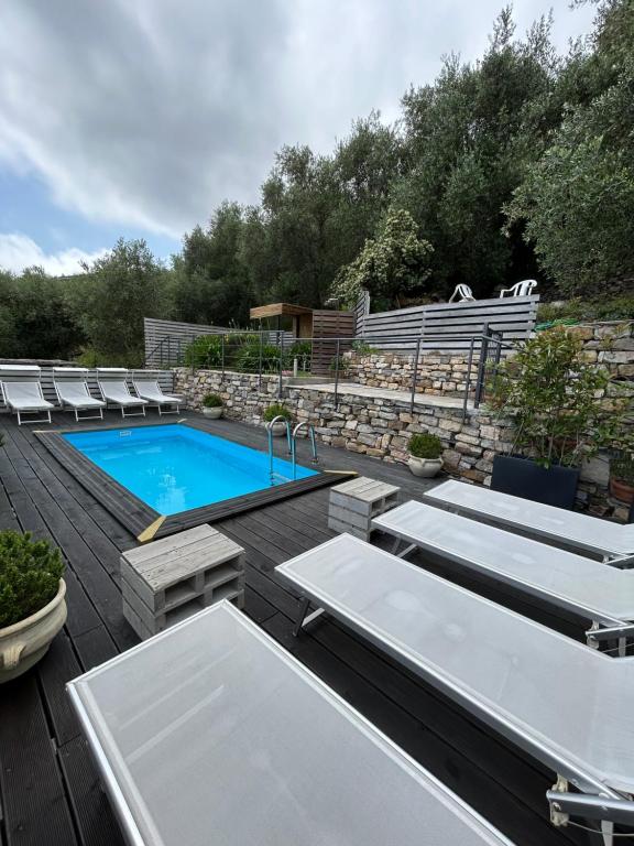 un cortile con piscina e sedie a sdraio di Country Cottage Relax a Vasia