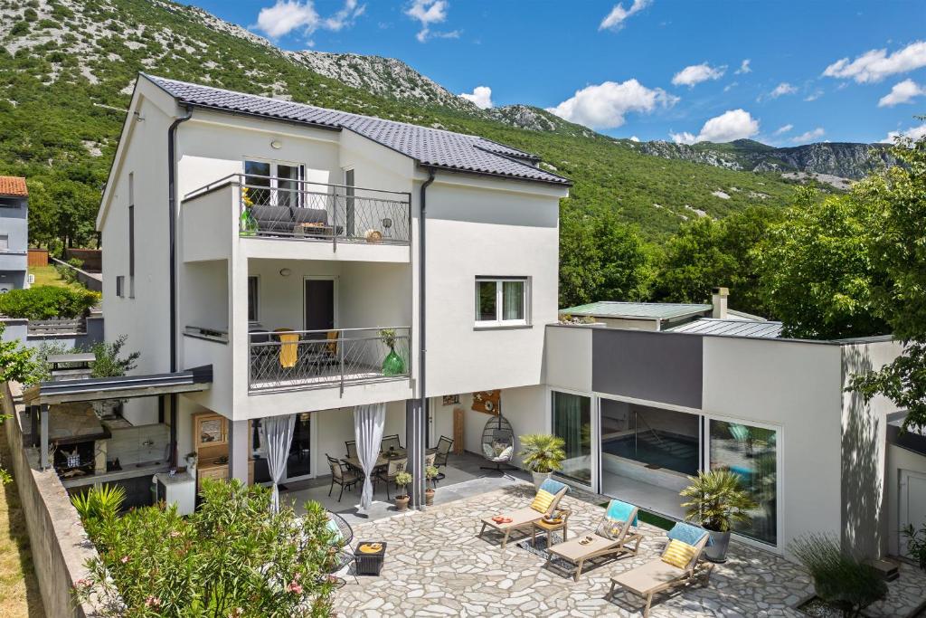 Una vista aérea de una casa con montañas al fondo. en Villa Manea, en Tribalj