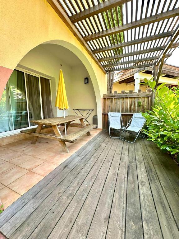 d'une terrasse avec une table en bois et une table de pique-nique. dans l'établissement Résidence KALLISTE, à Monticello