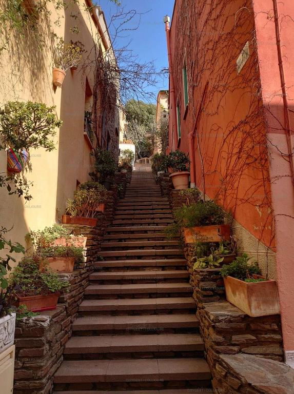 un escalier dans une ruelle entre deux bâtiments dans l'établissement 6EGA14 Superbe maison Familiale 6 personnes, à Collioure