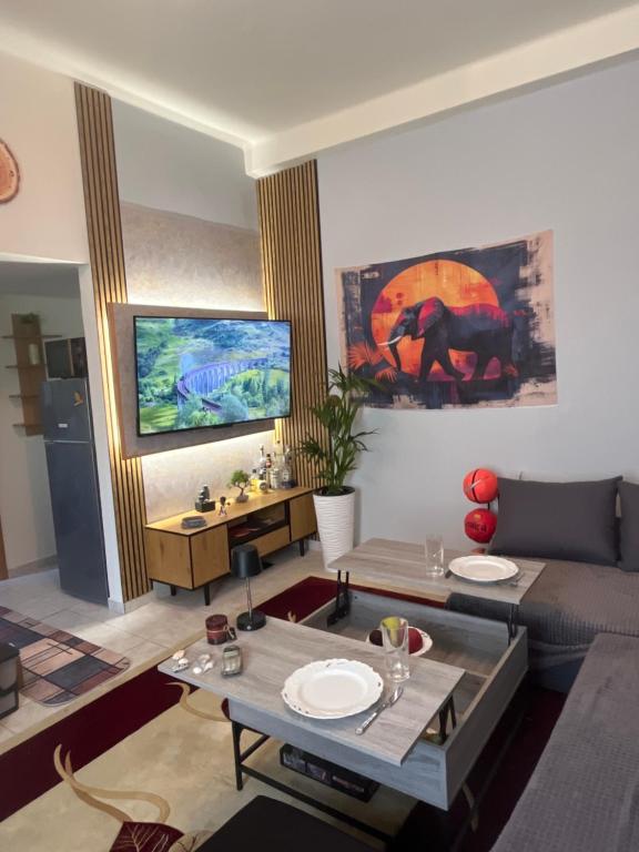 ein Wohnzimmer mit Sofa und Tisch in der Unterkunft Ciel apartment in Rhodos (Stadt)