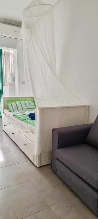A bed or beds in a room at Cosy studio apartment in Torrevieja