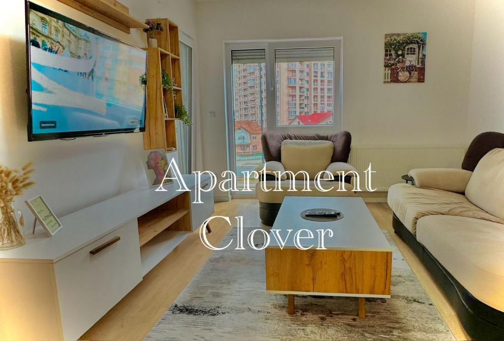 salon z kanapą i telewizorem w obiekcie Apartment Clover Sarajevo w Sarajewie