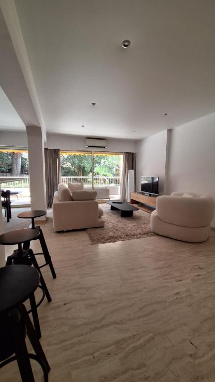 - un grand salon avec des canapés et des chaises dans l'établissement Elégant 3 chambres avec terrasse sur jardins à Montfleury, à Cannes