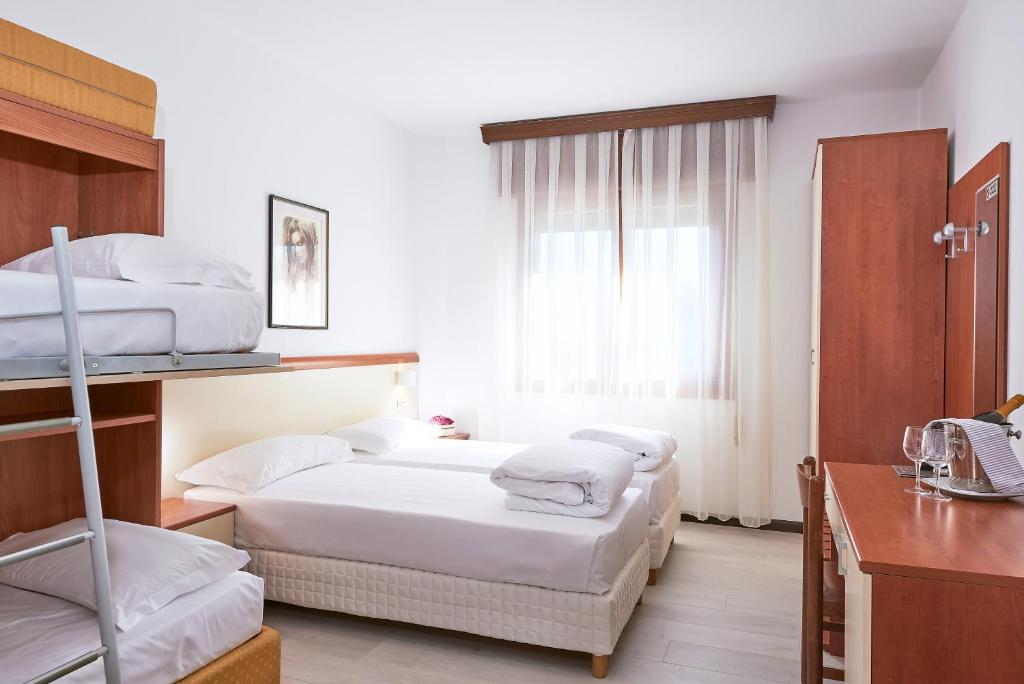 Postel nebo postele na pokoji v ubytování Hotel Due Ragni e Ristorante
