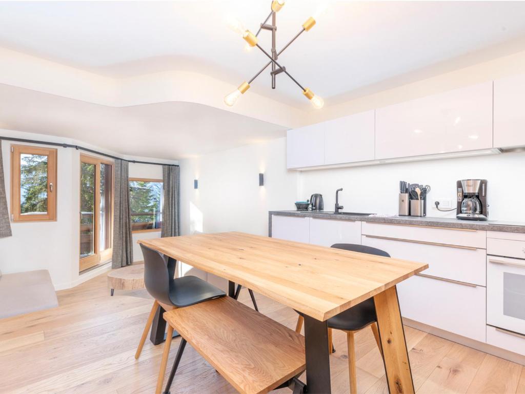 une cuisine et une salle à manger avec une table et des chaises en bois dans l'établissement Prestige 3 pièces rénové, Avoriaz - 4 pers, proche commerces & pistes - FR-1-314-275, à Morzine