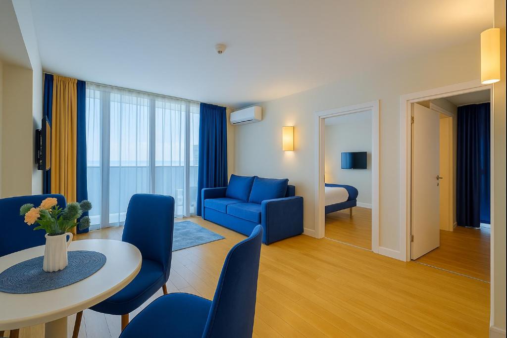 Posezení v ubytování PANORAMA Orbi City Center Suite Sea View