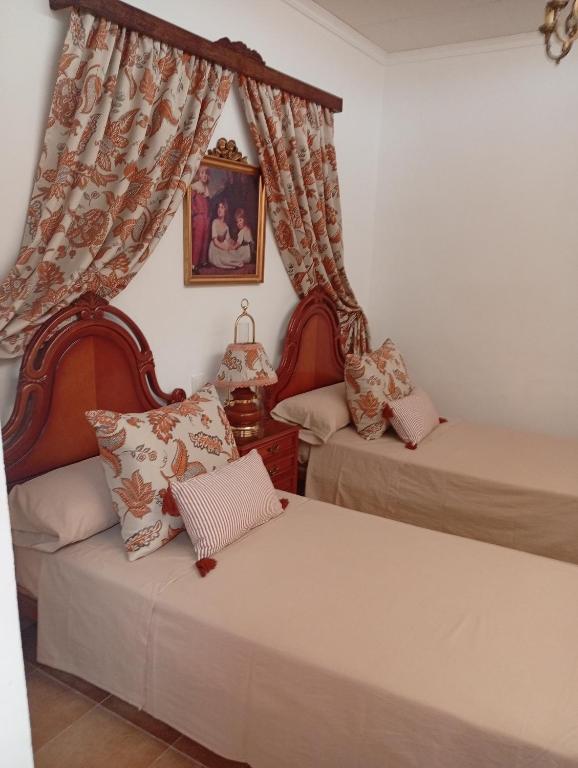 Cama o camas de una habitación en Casa Rural en San Carlos del Valle- Doña Gumersinda