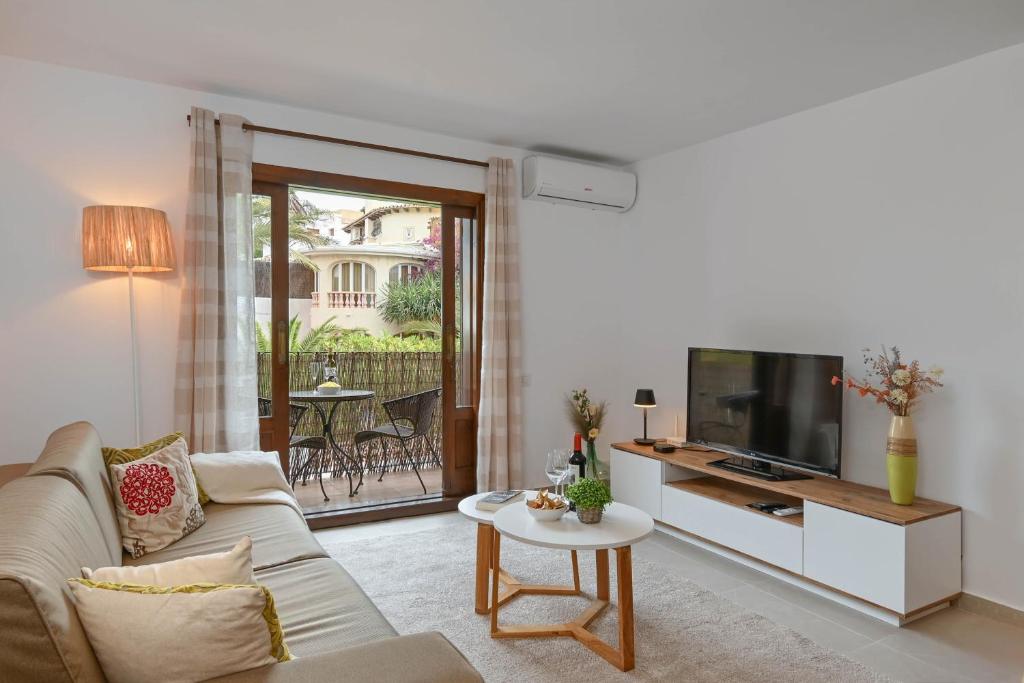 a living room with a couch and a tv at Carmencita in Moraira