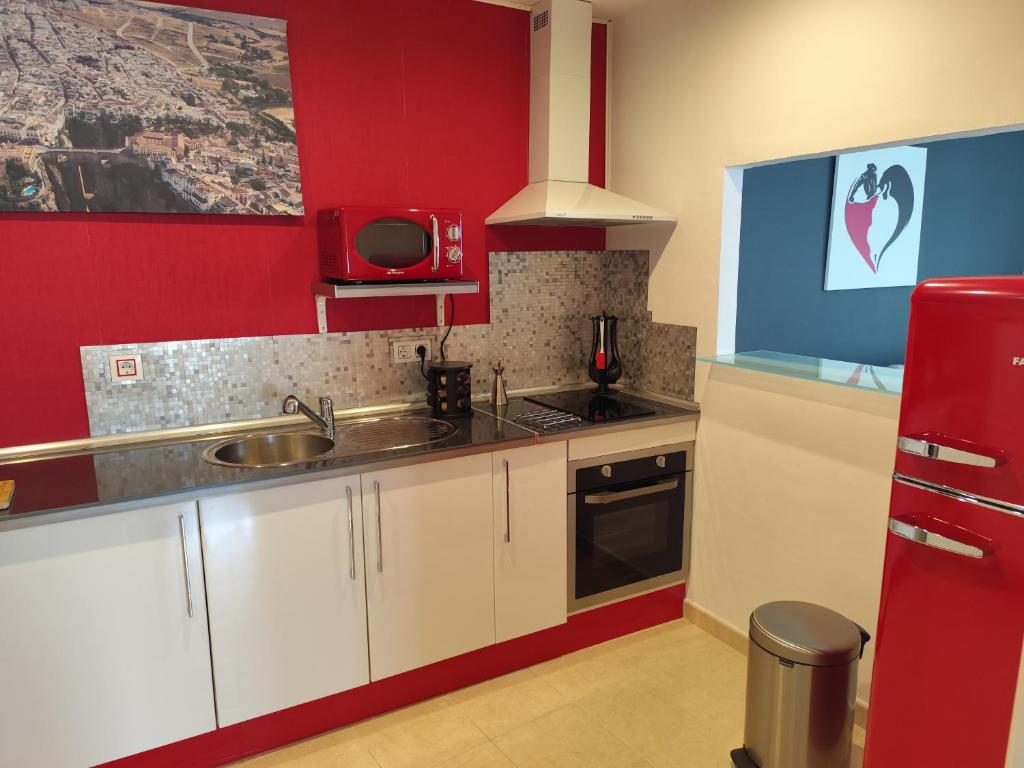 A kitchen or kitchenette at ÁTICO RILQUE, Apartamentos Independientes con Jacuzzi Privado y Terraza en Ronda