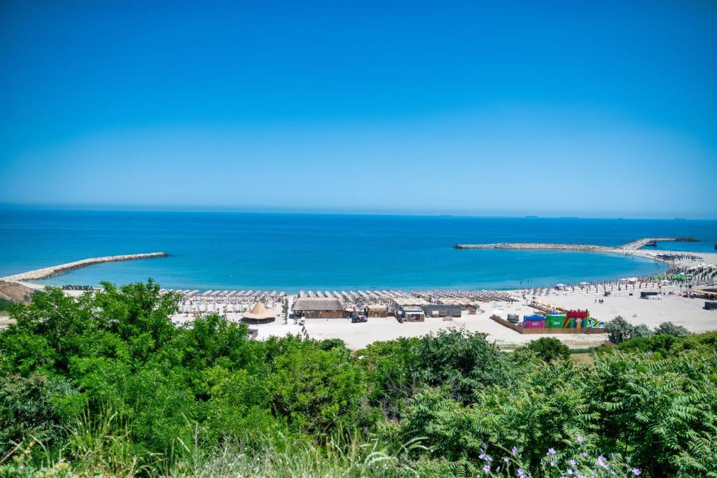 vistas a una playa con el océano en el fondo en Răsărit la Mare, en Constanţa