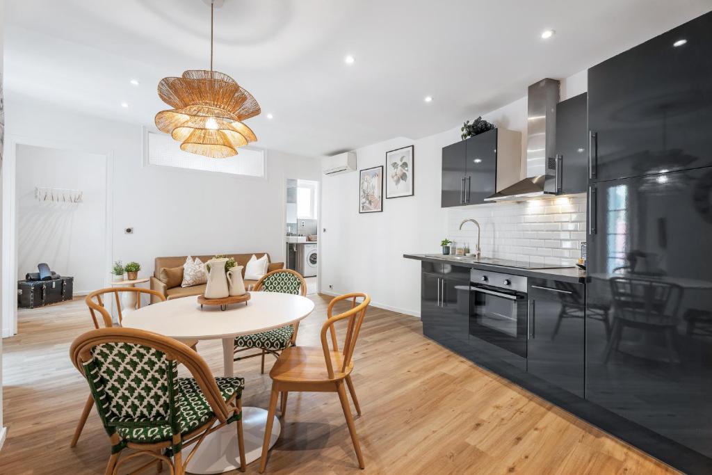 une cuisine et un salon avec une table et des chaises dans l'établissement Nice Renting - 35 Massena - Architect Flat Ultimate Charm Massena Center, à Nice