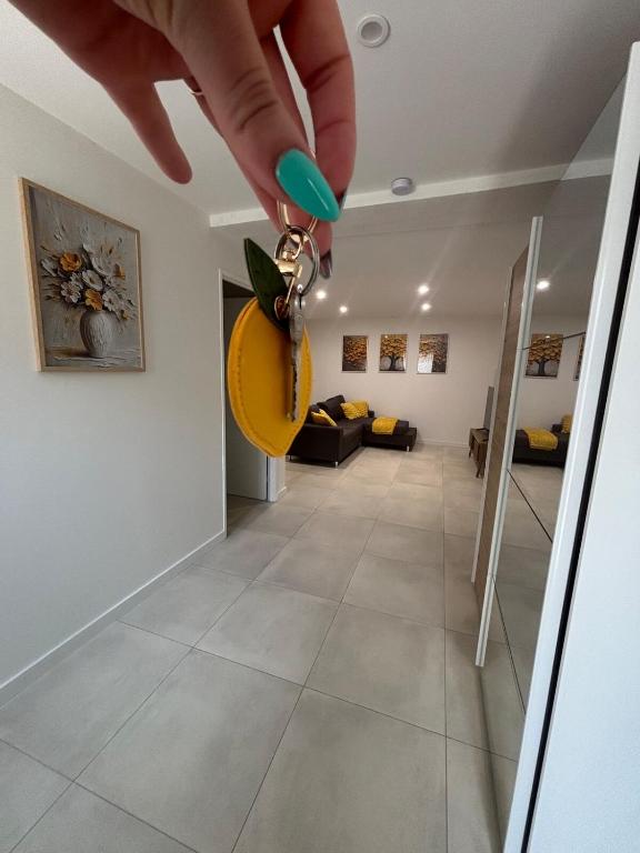 une personne tenant une paire de clés dans un couloir dans l'établissement Chez Cricri, modern accommodation, à Bizanet