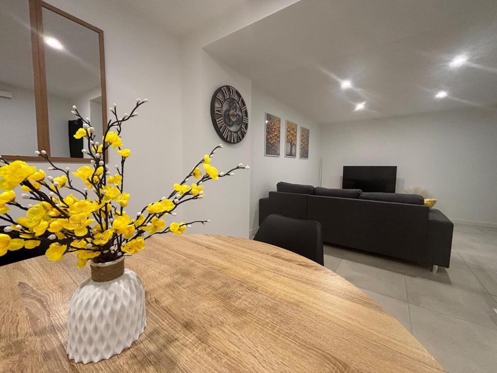 O zonă de relaxare la Chez Cricri, modern accommodation