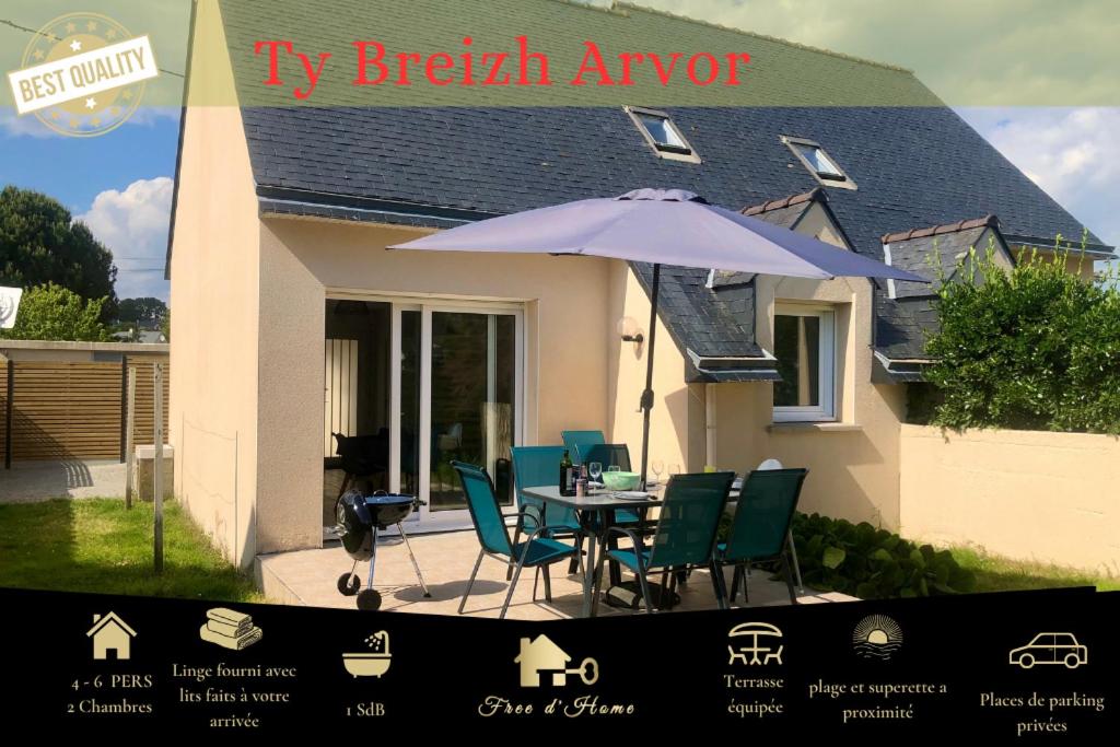 - une table et des chaises avec un parasol en face d'une maison dans l'établissement Ty Breizh Arvor - proche de la plage, à Sarzeau