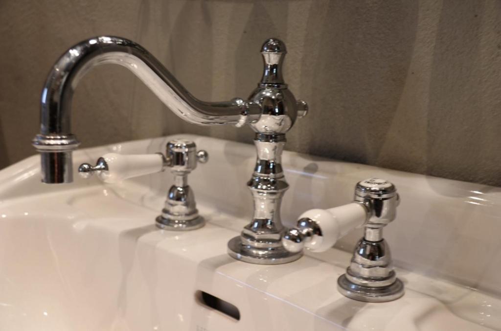 Un lavabo de baño con grifo de baño cromado. en Logeerderij Het Landleven met jacuzzi en sauna Achterhoek, en Vragender