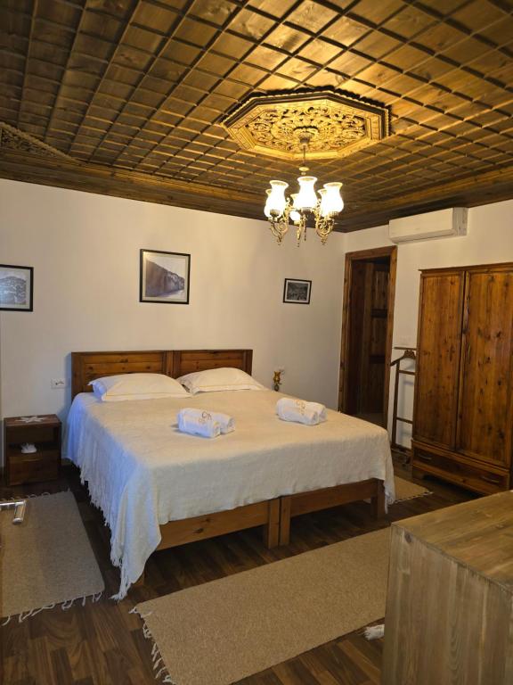 Postel nebo postele na pokoji v ubytování Guest House J.Prifti