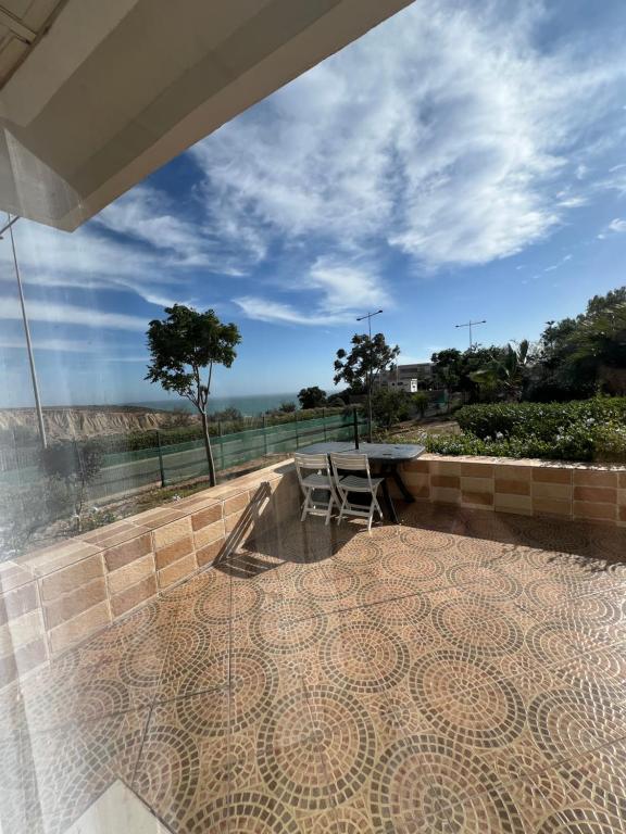 Un balcón o terraza en Scenic ocean and moutain view in Imiouadar