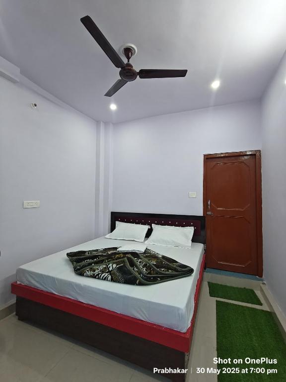 Postel nebo postele na pokoji v ubytování Abhishek guest house